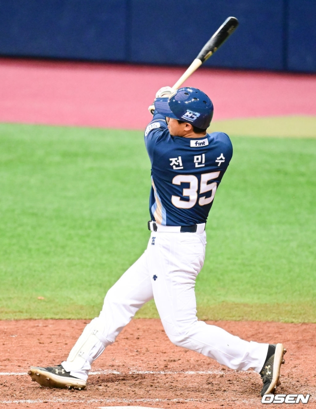 NC 전민수가 27일 고척스카이돔에서 열린 키움 히어로즈와의 2022 KBO 리그 시범경기에서 7회 적시타를 터트리고 있다. /사진=OSEN