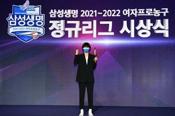 신인상을 받은 삼성생명의 이해란. /사진=WKBL