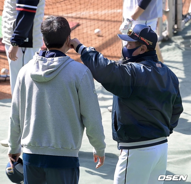 28일 잠실야구장에서 열린 NC 다이노스와 두산 베어스의 2022 KBO 리그 시범경기를 앞두고 두산 김태형 감독(오른쪽)이 NC 박건우의 볼을 꼬집고 있다. /사진=OSEN