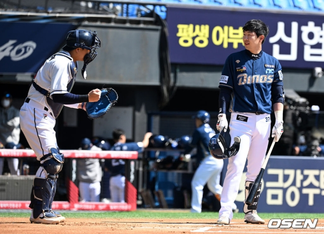 NC 박건우(오른쪽)가 28일 잠실야구장에서 열린 2022 KBO 리그 시범경기 두산 베어스와의 경기에서 포수 박세혁(왼쪽)과 이야기를 나누고 있다. /사진=OSEN