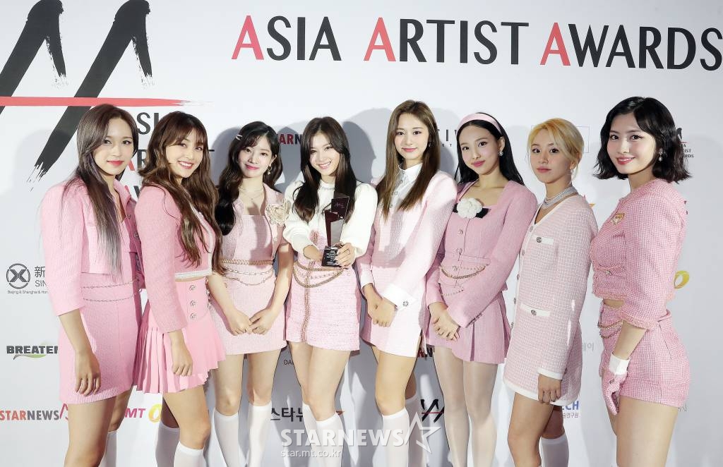 걸그룹 트와이스가 마이뮤직테이스트에서 중계된 2020 Asia Artist Awards(2020 아시아 아티스트 어워즈, 2020 AAA)에서 'AAA 올해의 가수' 상을 수상한 뒤 포즈를 취하고 있다. 스타뉴스가 주최하고 AAA 조직위원회가 주관하는 AAA는 어디에서도 보지 못했던 새로운 무대를 선보이며 전 세계 팬들의 눈과 귀를 사로잡아 명실상부 NO.1 글로벌 시상식으로 거듭났다. /사진=김창현 기자 chmt@