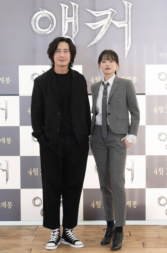 배우 신하균, 천우희가 28일 오후 온라인 생중계로 진행된 영화 '앵커'(감독 정지연) 무비런칭쇼에 참석해 포즈를 취하고 있다. 방송국 간판 앵커 세라에게 누군가 자신을 죽일 것이라며 직접 취재해 달라는 제보 전화가 걸려온 후, 그녀에게 벌어진 기묘한 일을 그린 미스터리 스릴러 영화 '앵커'는 오는 내달 20일 개봉된다. /사진제공=에이스메이커 2022.03.28 /사진=이동훈 기자 photoguy@