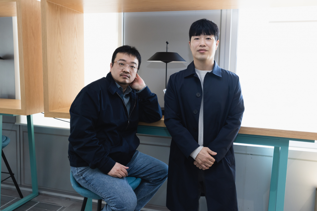 연상호 감독(좌), 탁재영 작가/사진=티빙