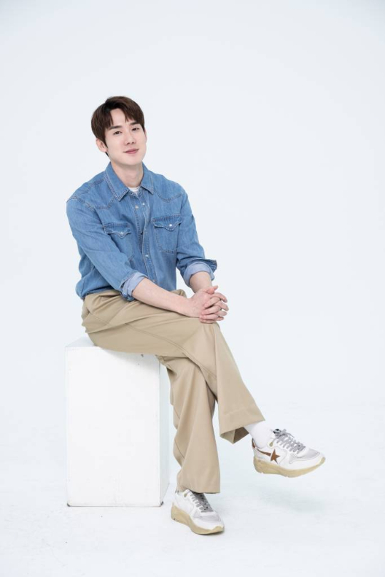 영화 '배니싱: 미제사건'(감독 드니 데르쿠르)의 배우 유연석이 29일 오전 화상으로 진행된 인터뷰를 위해 포즈를 취하고 있다. 신원 미상의 변사체가 발견되고, 사건을 담당하게 된 형사 '진호'(유연석)와 국제 법의학자 '알리스'(올가 쿠릴렌코)의 공조 수사로 충격적인 사건의 전말을 마주하게 되면서 벌어지는 서스펜스 범죄 스릴러 '배니싱: 미제사건'은 3월 개봉 예정이다. /사진제공=제이앤씨미디어그룹 2022.03.29 /사진=이동훈 기자 photoguy@