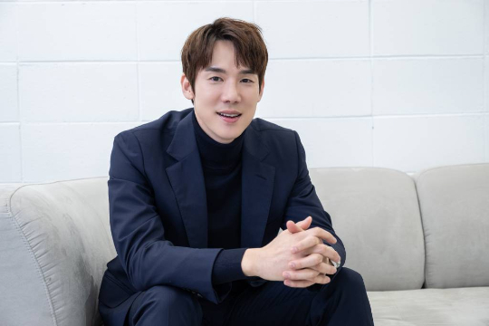 영화 '배니싱: 미제사건'(감독 드니 데르쿠르)의 배우 유연석이 29일 오전 화상으로 진행된 인터뷰를 위해 포즈를 취하고 있다. 신원 미상의 변사체가 발견되고, 사건을 담당하게 된 형사 '진호'(유연석)와 국제 법의학자 '알리스'(올가 쿠릴렌코)의 공조 수사로 충격적인 사건의 전말을 마주하게 되면서 벌어지는 서스펜스 범죄 스릴러 '배니싱: 미제사건'은 3월 개봉 예정이다. /사진제공=제이앤씨미디어그룹 2022.03.29 /사진=이동훈 기자 photoguy@