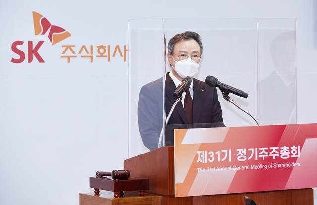 장동현 SK㈜ 대표이사 부회장이 29일 서울 중구 SK서린빌딩 3층 수펙스홀에서 열린 제31기 주주총회에서 모두 발언을 하고 있다