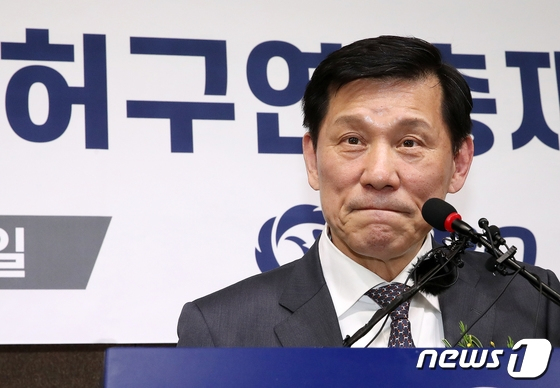 허구연 한국야구위원회(KBO) 제24대 신임 총재가 29일 오후 서울 강남구 도곡동 야구회관에서 열린 취임식에서 취재진의 질문을 듣고 있다. /사진=뉴스1