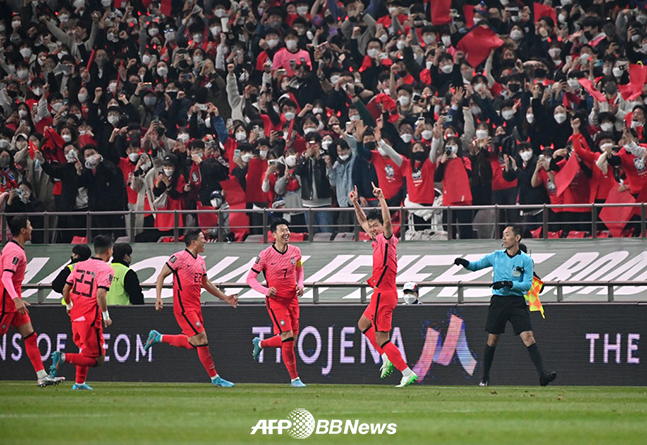 대한민국 축구대표팀 수비수 김영권(맨 오른쪽)이 지난 24일 서울월드컵경기장에서 열린 이란과의 2022 카타르 월드컵 최종예선 A조 9차전에서 추가골을 넣은 뒤 동료들과 기뻐하고 있다. /AFPBBNews=뉴스1
