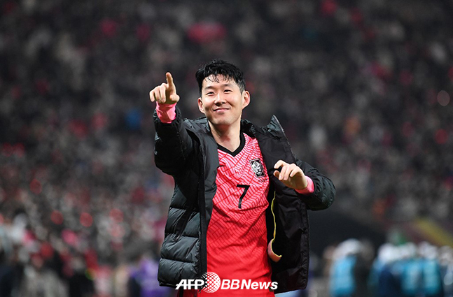 대한민국 축구대표팀 주장 손흥민이 지난 24일 서울월드컵경기장에서 열린 이란과의 2022 카타르 월드컵 최종예선 A조 9차전 승리 직후 팬들과 인사하고 있다. /AFPBBNews=뉴스1