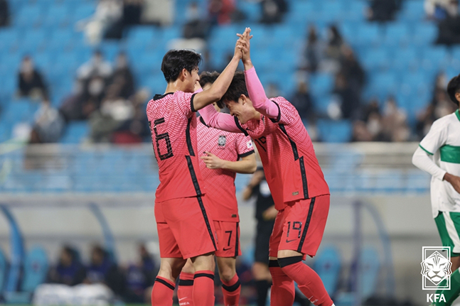 대한민국 U-19 대표팀 최성민(오른쪽)이 29일 열린 인도네시아전에서 페널티킥을 성공시킨 뒤 동료들과 기뻐하고 있다. /사진=대한축구협회