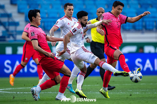 29일 아랍에미리트연합(UAE) 두바이에서 열린 UAE와의 2022 카타르 월드컵 아시아 최종예선 최종전에서 상대와 볼경합을 하고 있는 김영권(왼쪽)과 정우영(오른쪽). /AFPBBNews=뉴스1