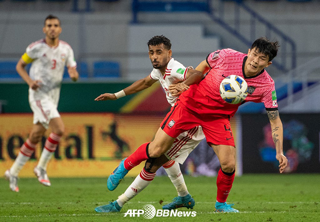 김민재가 29일 아랍에미리트연합(UAE) 두바이에서 열린 UAE와의 2022 카타르 월드컵 아시아 최종예선 최종전에서 상대와 볼경합을 하고 있다. /AFPBBNews=뉴스1