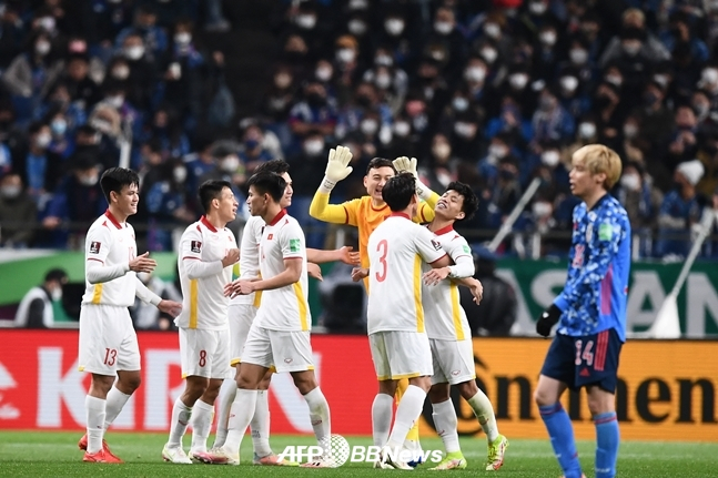 베트남 축구 대표팀 선수들(왼쪽)이 29일(한국시간) 일본과 1-1 무승부를 거둔 뒤 기뻐하고 있다. /AFPBBNews=뉴스1