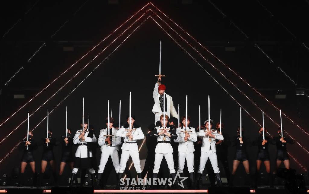 그룹 킹덤이 2021 Asia Artist Awards(2021 아시아 아티스트 어워즈, 2021 AAA) 시상식에서 멋진 무대를 선보이고 있다. /사진=AAA 기자 star@