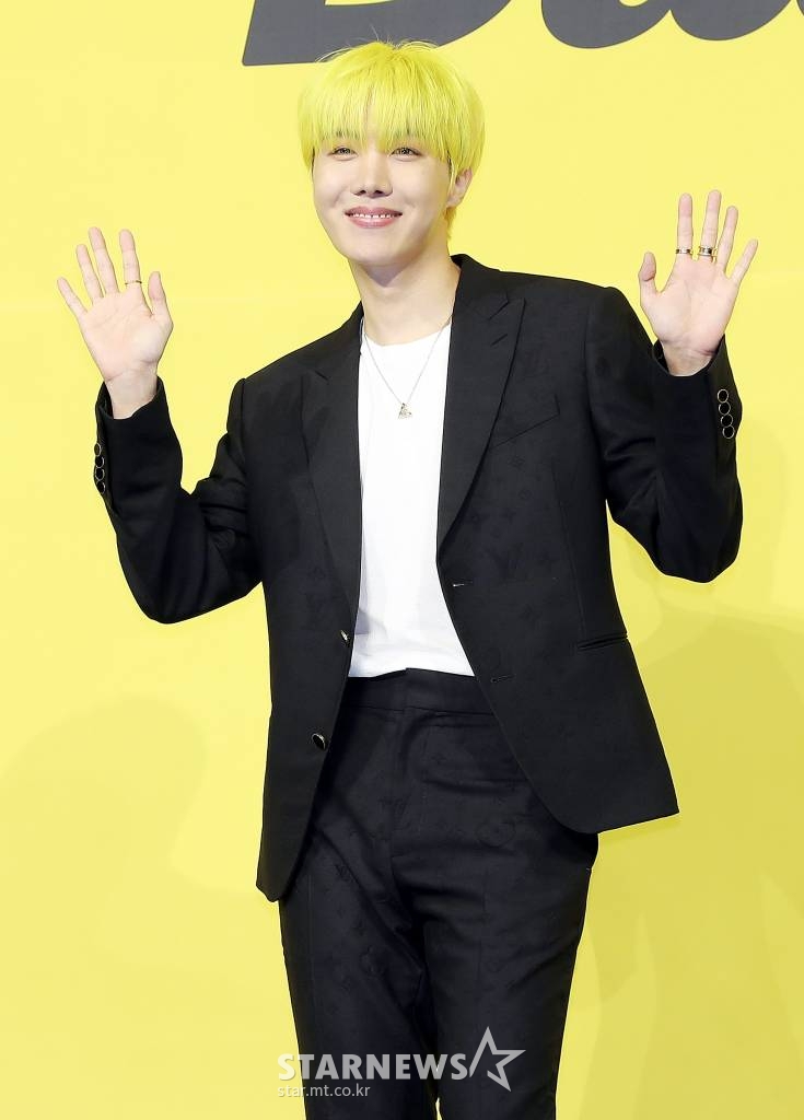 방탄소년단(BTS) 제이홉이 21일 오후 서울 송파구 방이동 올림픽홀에서 진행된 새 싱글앨범 'Butter' 발매 기념 쇼케이스에서 포즈를 취하고 있다. 'Butter'에는 버터처럼 부드럽게 녹아들어 너를 사로잡겠다는 방탄소년단의 귀여운 고백이 담겨있다. 방탄소년단은 'Butter'를 사실상의 선 공개 싱글로 스타트를 끊고 6월 중 'Butter'가 포함된 새 앨범을 발매할 계획이다. 2021.05.21 /사진=김창현 기자 chmt@