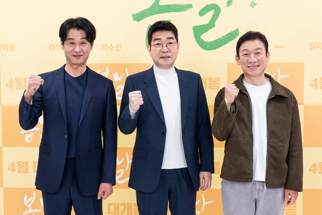 배우 박혁권, 손현주, 정석용이 30일 오전 온라인 생중계로 진행된 영화 '봄날' 제작보고회에 참석해 포즈를 취하고 있다. 한때 잘나갔지만 현재는 집안의 애물단지인 철부지 형님 호성이 아는 인맥 모두 끌어 모은 아버지의 장례식장에서 부조금으로 한탕 크게 벌이려다 수습불가 사건에 휘말리는 이야기를 다룬 영화 '봄날'은 내달 개봉예정이다. /사진제공=콘텐츠판다 2022.03.30 /사진=이동훈 기자 photoguy@
