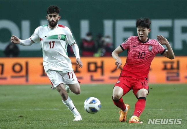 지난 24일 서울월드컵경기장에서 열린 2022 FIFA 카타르 월드컵 아시아 지역 최종예선 대한민국과 이란의 경기, 이재성이 패스를 하고 있다. /사진=뉴시스