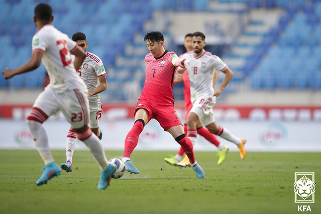 29일 아랍에미리트연합(UAE) 두바이에서 열린 UAE전에서 드리블을 시도하고 있는 손흥민. /사진=대한축구협회