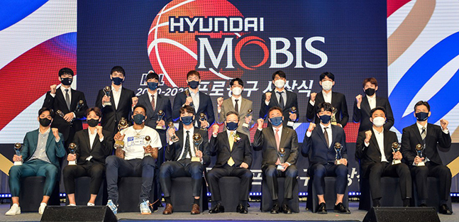 2020~2021시즌 프로농구 시상식 수상자 단체 사진. /사진=KBL