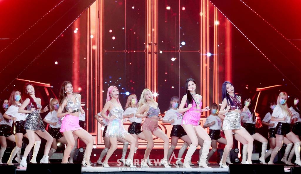 걸그룹 모모랜드(MOMOLAND)가 2일 오후 중계된 2021 Asia Artist Awards(2021 아시아 아티스트 어워즈, 2021 AAA) 시상식에서 멋진 무대를 선보이고 있다. 스타뉴스가 주최하고 AAA 조직위원회가 주관하는 AAA는 어디에서도 보지 못했던 새로운 무대를 선보이며 전 세계 팬들의 눈과 귀를 사로잡아 명실상부 NO.1 글로벌 시상식으로 거듭났다. /사진=AAA 기자 star@