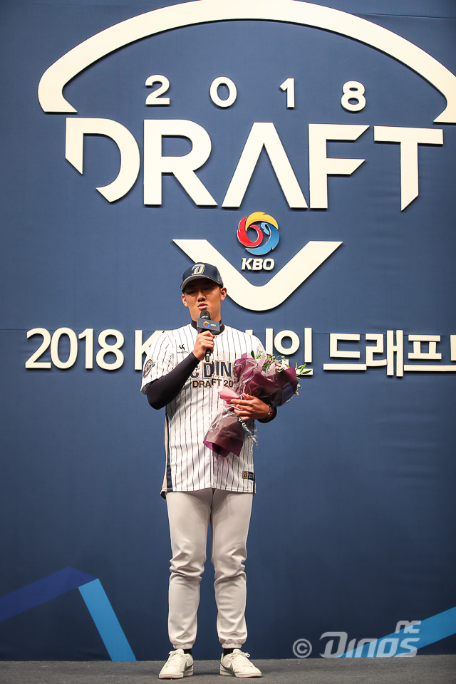 2018년 KBO 신인 드래프트에서 NC의 1차 지명을 받았던 김시훈이 소감을 밝히고 있다. /사진=NC 다이노스
