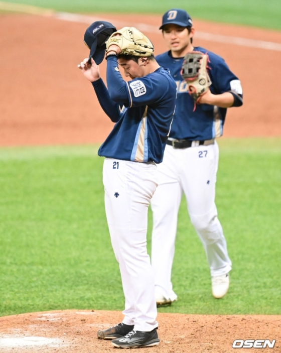 NC 김시훈(왼쪽)이 27일 고척스카이돔에서 열린 키움 히어로즈와 2022 KBO 리그 시범경기에서 세이브를 달성한 후 글러브로 머리를 감싸쥐고 있다. /사진=OSEN
