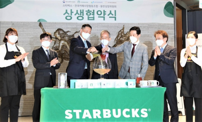 협약식에서 스타벅스 송호섭 대표이사(왼쪽 세번째), 동반성장위원회 오영교 위원장(왼쪽 네번째), 전국카페사장협동조합 고장수 이사장(오른쪽 세번째)이 중소벤처기업부 권칠승 장관(오른쪽 두번째), 청와대 인태연 자영업 비서관(왼쪽 두번째)과 함께 상생음료 제조 기념촬영을 하고 있다.
