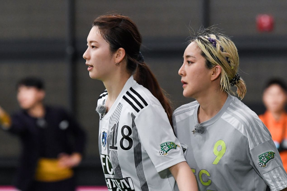 SBS '골 때리는 그녀들'의 FC탑걸 소속으로 활약한 바다(사진 오른쪽)./사진=바다 인스타그램