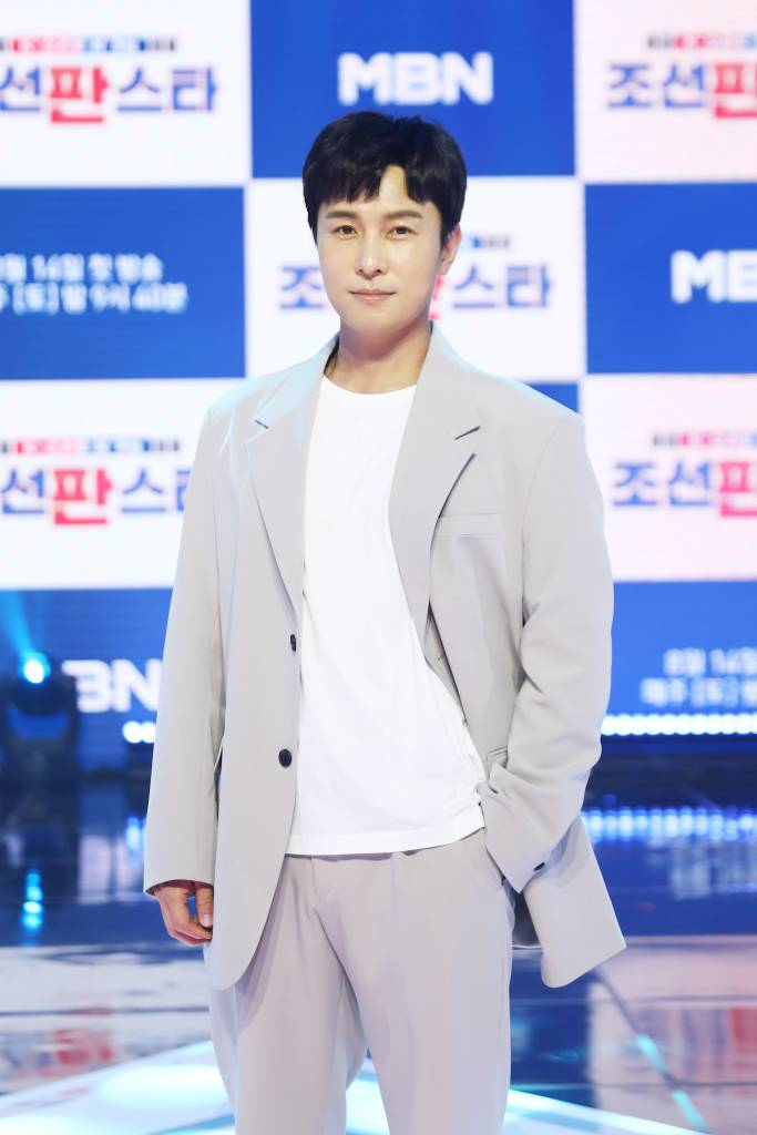 가수 김동완이 13일 오후 온라인 생중계로 진행된 MBN '조선판스타' 제작발표회에 참석해 포즈를 취하고 있다. /사진제공=MBN 2021.08.13 /사진=이동훈 기자 photoguy@