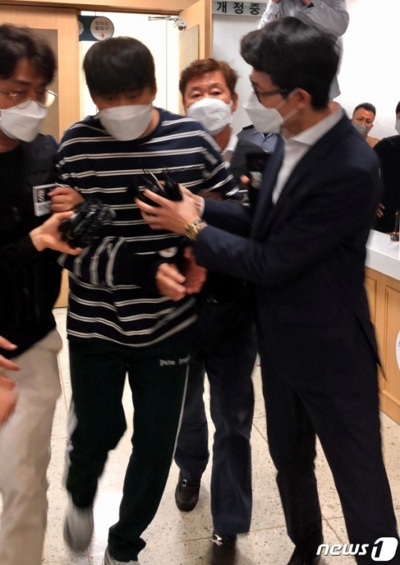 윤성환(왼쪽 두 번째)이 지난 해 6월 구속 전 피의자 심문(영장실질심사)에 출석하기 위해 대구지법 법정으로 향하고 있다. /사진=뉴스1