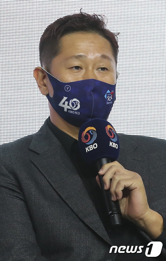 이대호가 31일 2022 KBO 미디어데이에 참석해 질문에 대한 대답을 하고 있다./사진=뉴스1