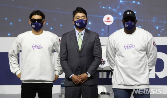 키움 이정후, 홍원기 감독, 푸이그(왼쪽부터)가 31일 서울 용산구 그랜드 하얏트 호텔 그랜드 볼룸에서 열린 2022 KBO 미디어데이에서 포즈를 취하고 있다./사진=뉴시스