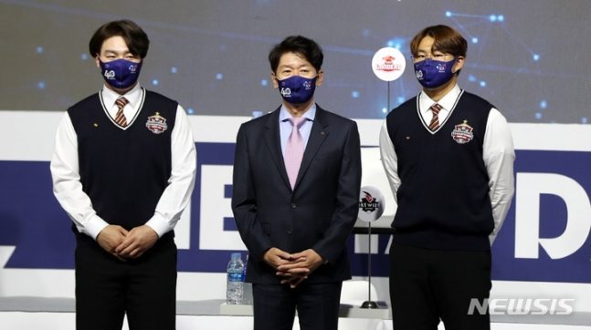 KT 박병호, 이강철 감독, 소형준(왼쪽부터)이 31일 서울 용산구 그랜드 하얏트 호텔 그랜드 볼룸에서 열린 2022 KBO 미디어데이에서 포즈를 취하고 있다./사진=뉴시스