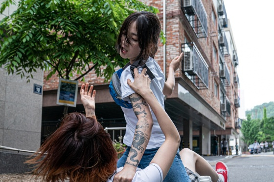 불도저에 탄 소녀 / 사진=고집스튜디오