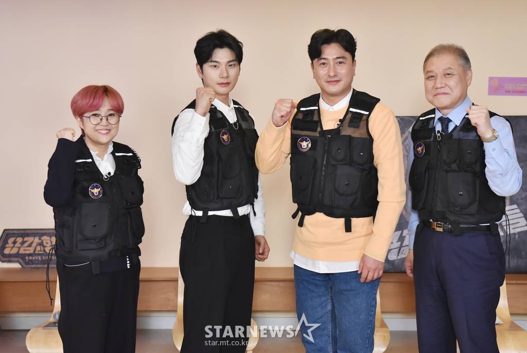 송은이, 이이경, 안정환, 권일용이 1일 오전 온라인으로 진행된 티캐스트 E채널 새 예능 '용감한 형사들' 제작발표회에 참석해 포즈를 취하고 있다. 진실을 쫓는 형사들의 리얼한 사건일지 '용감한 형사들'은 오늘(1일) 첫 방송된다. /사진제공=티캐스트 2022.04.01 /사진=이동훈 기자 photoguy@
