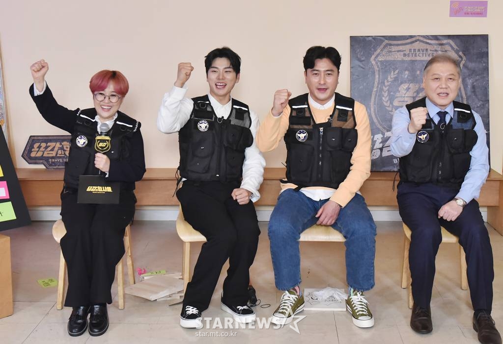 송은이, 이이경, 안정환, 권일용이 1일 오전 온라인으로 진행된 티캐스트 E채널 새 예능 '용감한 형사들' 제작발표회에 참석해 화이팅을 외치고 있다. 진실을 쫓는 형사들의 리얼한 사건일지 '용감한 형사들'은 오늘(1일) 첫 방송된다. /사진제공=티캐스트 2022.04.01 /사진=이동훈 기자 photoguy@