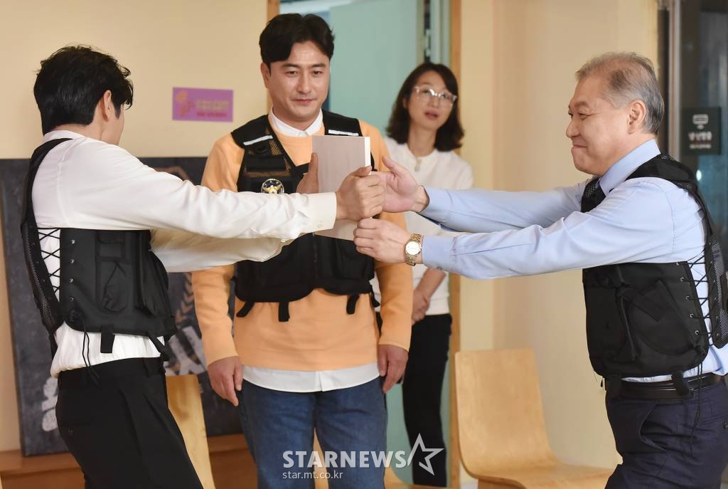 권일용 범죄학 박사가 1일 오전 온라인으로 진행된 티캐스트 E채널 새 예능 '용감한 형사들' 제작발표회에 참석해 송판을 격파하고 있다. 진실을 쫓는 형사들의 리얼한 사건일지 '용감한 형사들'은 오늘(1일) 첫 방송된다. /사진제공=티캐스트 2022.04.01 /사진=이동훈 기자 photoguy@