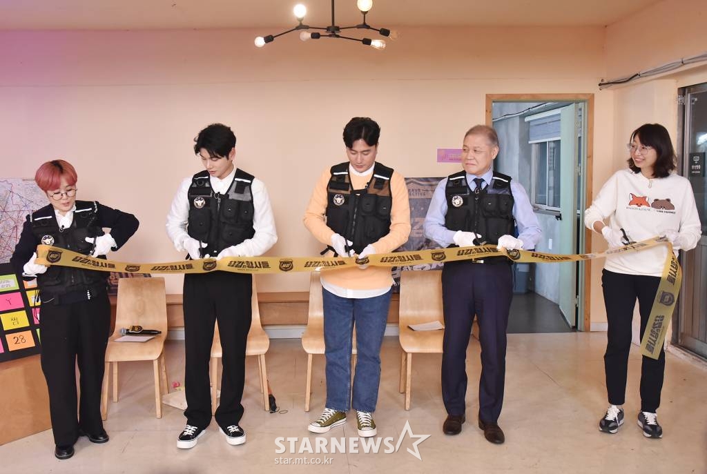 송은이, 이이경, 안정환, 권일용, 이지선 PD가 1일 오전 온라인으로 진행된 티캐스트 E채널 새 예능 '용감한 형사들' 제작발표회에 참석해 질문에 답하고 있다. 진실을 쫓는 형사들의 리얼한 사건일지 '용감한 형사들'은 오늘(1일) 첫 방송된다. /사진제공=티캐스트 2022.04.01 /사진=이동훈 기자 photoguy@