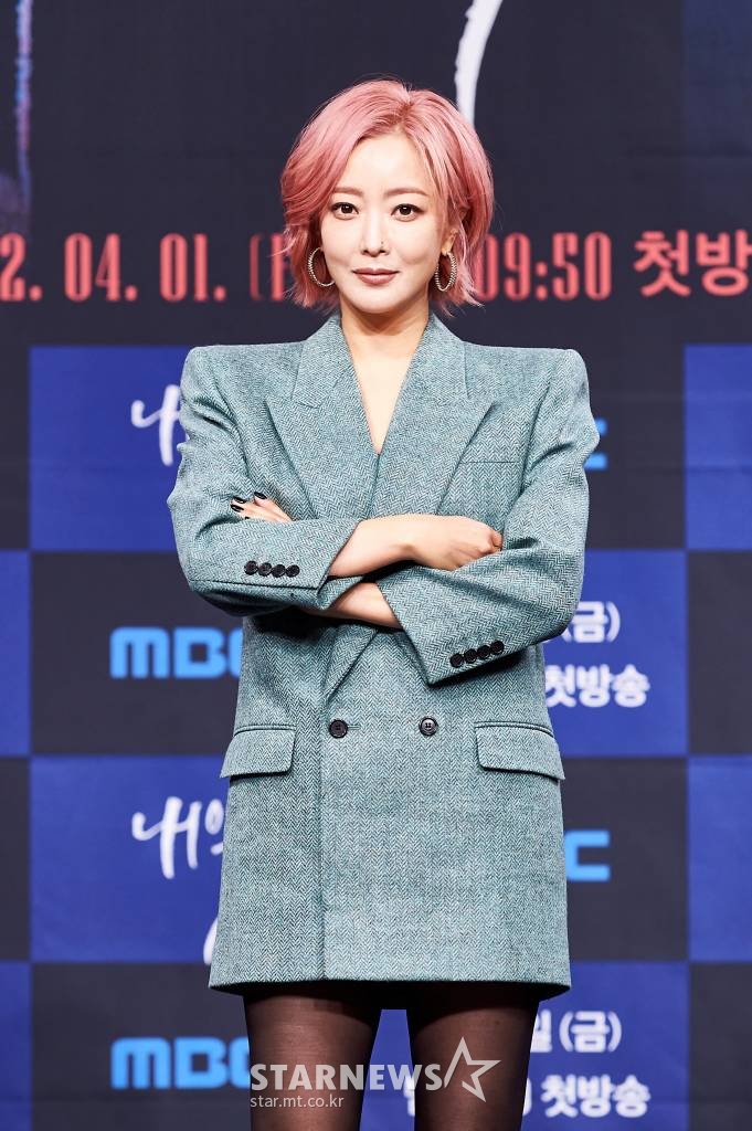 배우 김희선이 1일 오후 온라인 생중계로 진행된 MBC 새 금토드라마 '내일' 제작발표회에 참석해 포즈를 취하고 있다. 죽은 자를 인도하던 저승사자들이 이제 죽고 싶은 사람들을 살리는 저승 오피스 휴먼 판타지 '내일'은 오늘(1일) 첫 방송된다. /사진제공=MBC 2022.04.01 /사진=이동훈 기자 photoguy@