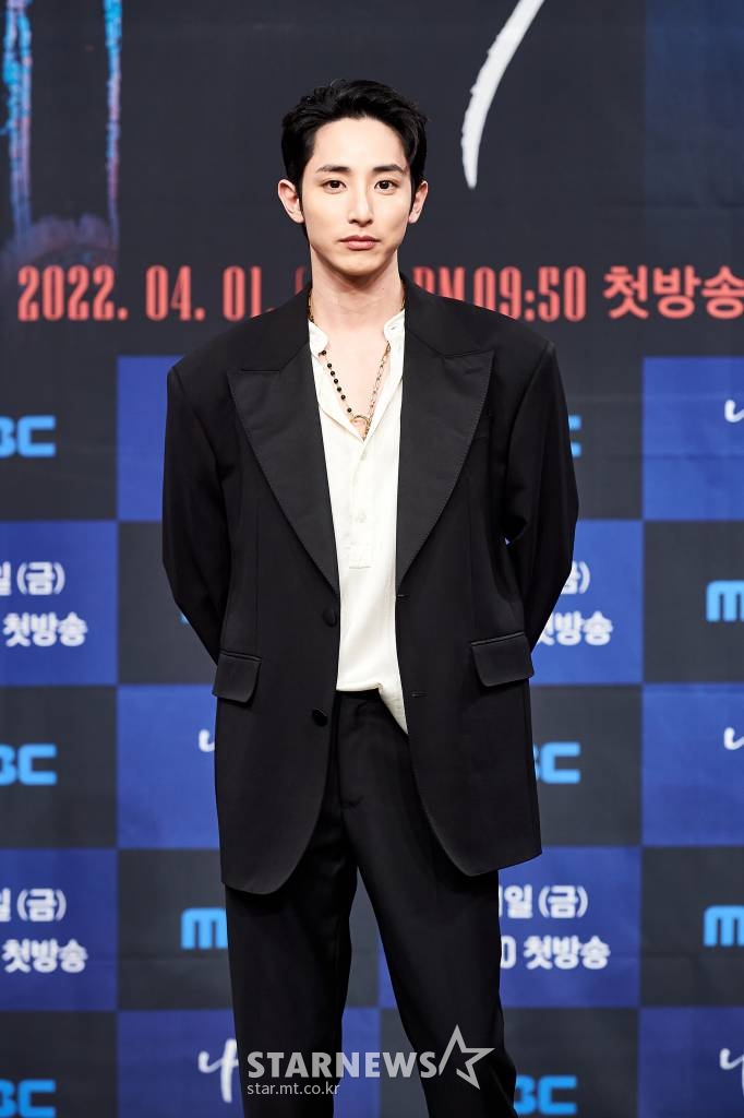 배우 이수혁이 1일 오후 온라인 생중계로 진행된 MBC 새 금토드라마 '내일' 제작발표회에 참석해 포즈를 취하고 있다. 죽은 자를 인도하던 저승사자들이 이제 죽고 싶은 사람들을 살리는 저승 오피스 휴먼 판타지 '내일'은 오늘(1일) 첫 방송된다. /사진제공=MBC 2022.04.01 /사진=이동훈 기자 photoguy@