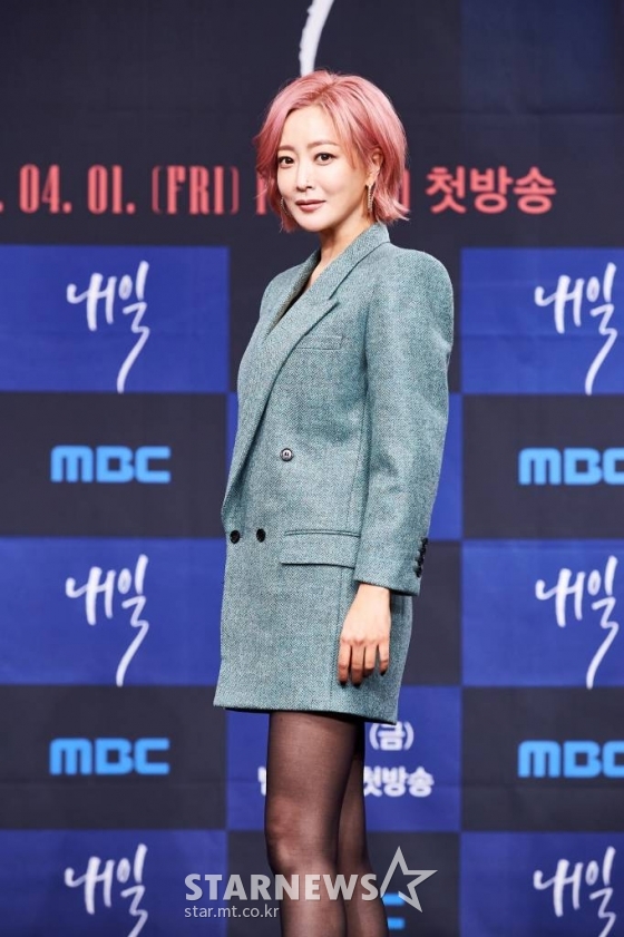 배우 김희선이 1일 오후 온라인 생중계로 진행된 MBC 새 금토드라마 '내일' 제작발표회에 참석해 포즈를 취하고 있다. 죽은 자를 인도하던 저승사자들이 이제 죽고 싶은 사람들을 살리는 저승 오피스 휴먼 판타지 '내일'은 오늘(1일) 첫 방송된다. /사진제공=MBC 2022.04.01 /사진=이동훈 기자 photoguy@