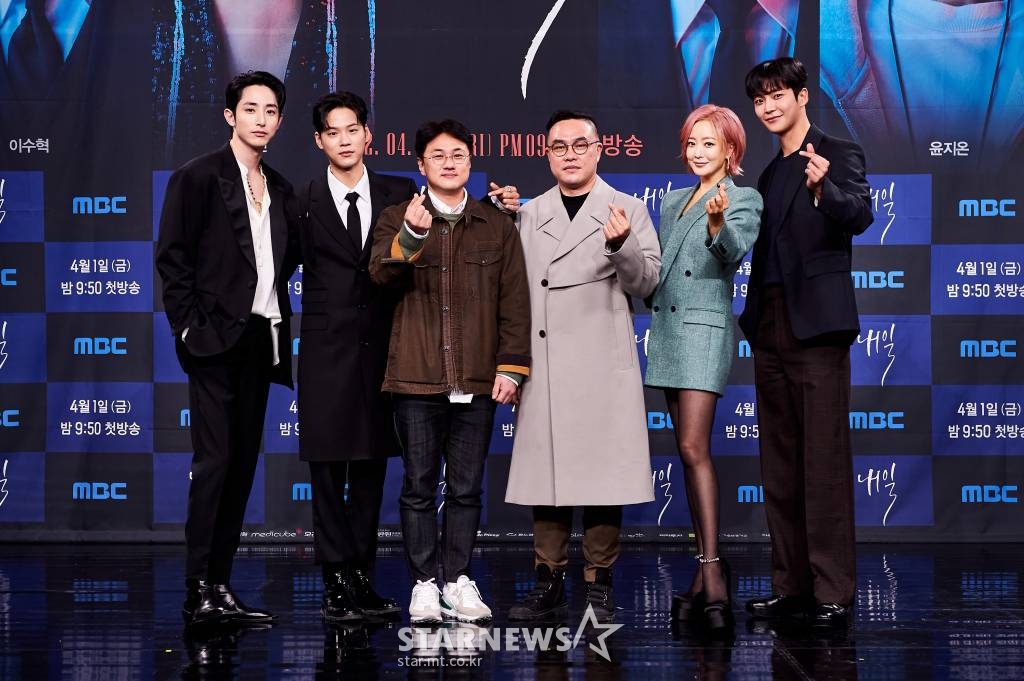 배우 이수혁, 윤지온, 성치욱 PD, 김태윤 PD, 배우 김희선, 로운이 1일 오후 온라인 생중계로 진행된 MBC 새 금토드라마 '내일' 제작발표회에 참석해 포즈를 취하고 있다. 죽은 자를 인도하던 저승사자들이 이제 죽고 싶은 사람들을 살리는 저승 오피스 휴먼 판타지 '내일'은 오늘(1일) 첫 방송된다. /사진제공=MBC 2022.04.01 /사진=이동훈 기자 photoguy@