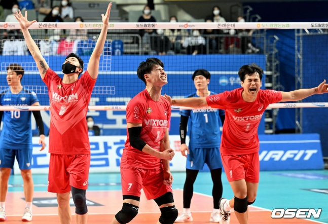 한국전력 선수단이 1일 서울 장충체육관에서 열린 우리카드와 도드람 2021~2022 V리그 남자부 준플레이오프 경기에서 득점 성공 후 포효하고 있다./사진=OSEN