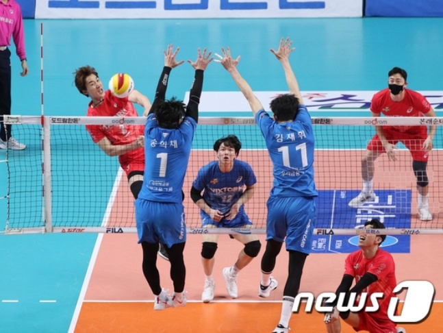 한국전력 박철우가 1일 서울 장충체육관에서 열린 우리카드와 도드람 2021~2022 V리그 남자부 준플레이오프 경기에서 오픈 공격을 시도하고 있다./사진=뉴스1