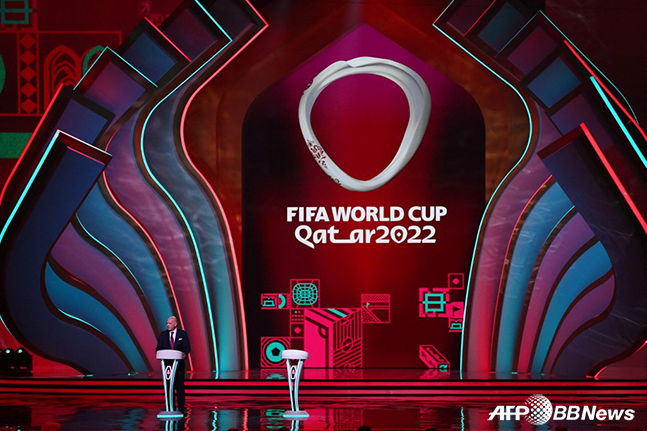 지아니 인판티노 국제축구연맹(FIFA) 회장이 2일 오전 1시(한국시간) 카타르 도하에서 열린 2022 FIFA 카타르 월드컵 조 추첨식에서 연설하고 있다. /AFPBBNews=뉴스1