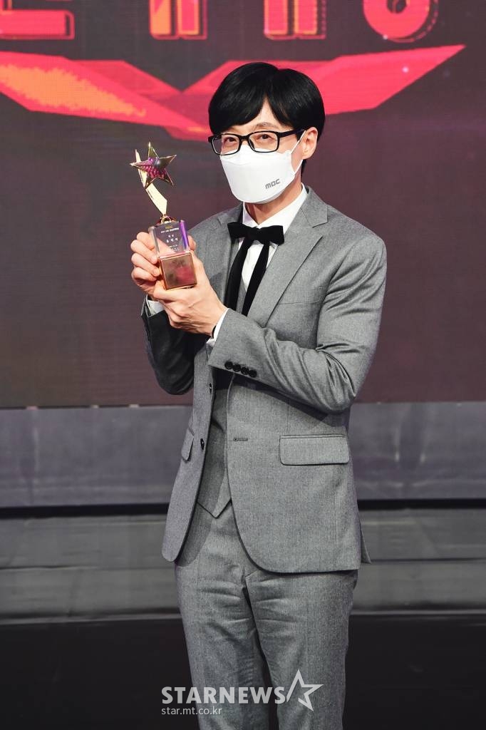 개그맨 유재석이 29일 오후 서울 마포구 상암 MBC에서 진행된 '2021 MBC 방송연예대상'을 수상한 뒤 포즈를 취하고 있다. /사진제공=MBC 2021.12.29 /사진=이동훈 기자 photoguy@