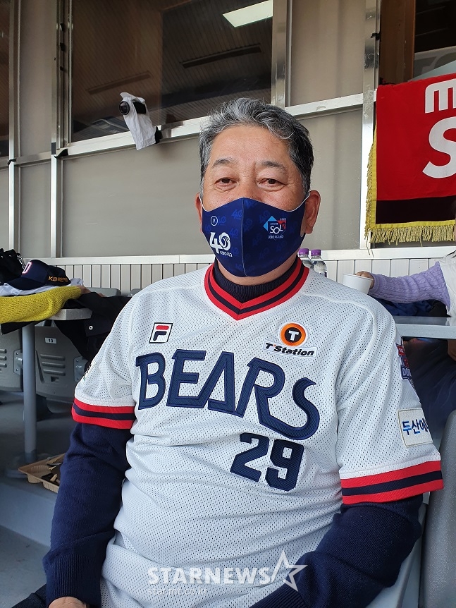 김형석이 2일 잠실야구장에서 열린 한화와 두산의 2022 신한은행 SOL KBO 리그 개막전에서 스타뉴스와 인터뷰를 하고 있다. /사진=양정웅 기자
