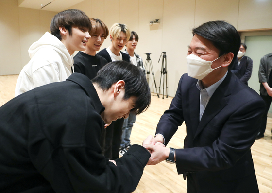 (서울=뉴스1) 안은나 기자 = 안철수 대통령직 인수위원회 위원장이 2일 방탄소년단(BTS) 소속사인 서울 용산구 하이브 본사를 찾아 투모로우바이투게더 연습을 지켜본 뒤 멤버들과 인사를 나누고 있다. 2022.4.2/뉴스1