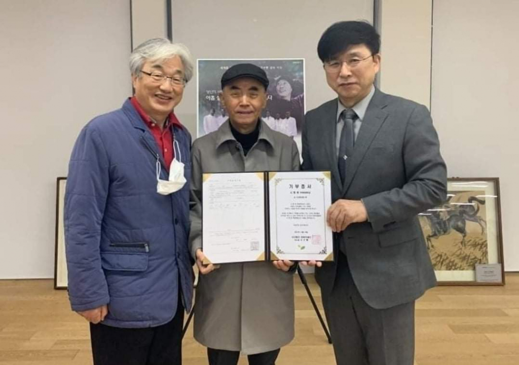 이태석 재단 설립 10주년 전시회가 개최된다. 이번 저시회에 개인 소장품을 기부한 서평원 대표(사진 가운데)/사진제공=이태석 재단