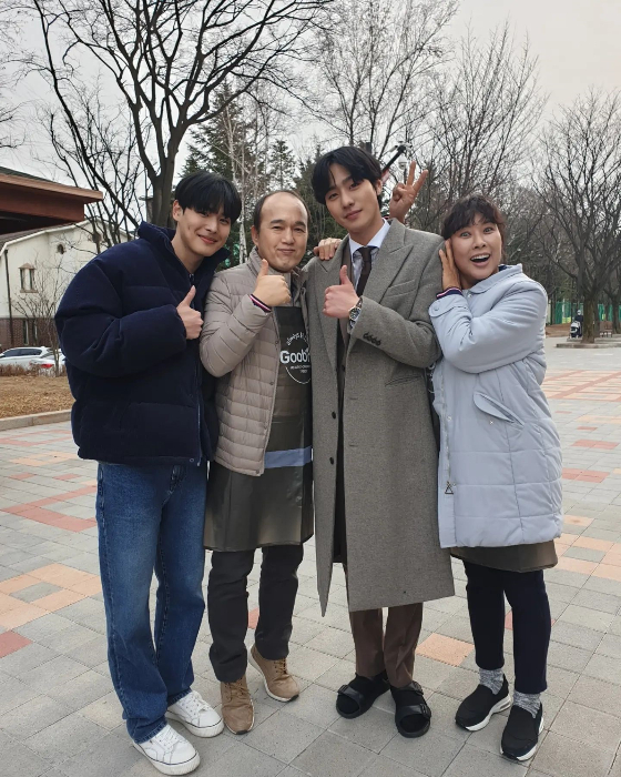배우 김광규가 SBS 월화드라마 '사내맞선'에서 호흡한 최병찬(사진 맨 왼쪽부터), 안효섭, 정영주와 기념 사진을 찍었다./사진=김광규 인스타그램